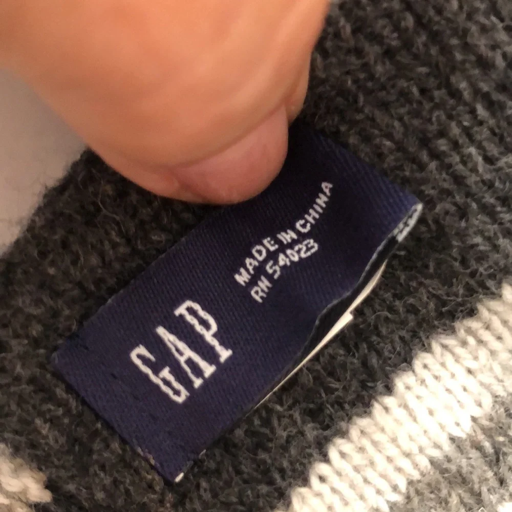 Gap reversible striped scarf